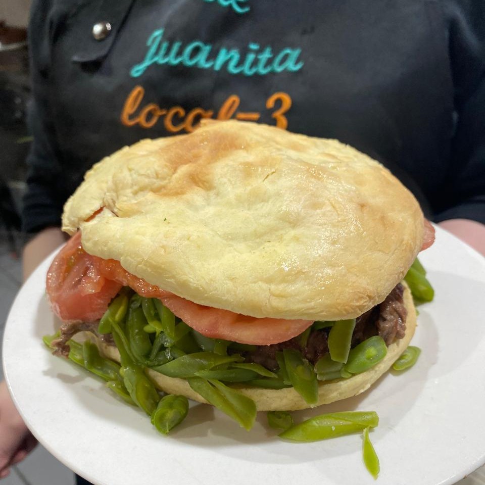 Foto de un sándwich en pan casero